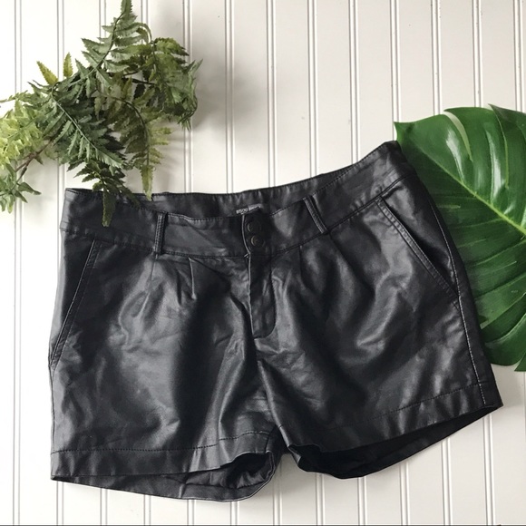 Bisou Bisou Pants - Black faux leather shorts
